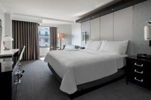 华盛顿华盛顿特区JW万豪酒店的酒店客房设有一张白色大床和一张书桌