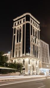麦加Wassad Hotel Makkah فندق وسد مكة的一座白色的大建筑,晚上有灯
