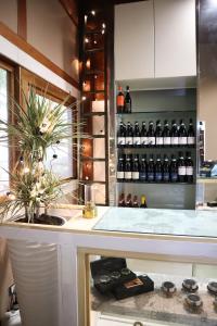佩斯卡拉Villa Alba Boutique Hotel的厨房配有带瓶装葡萄酒的吧台