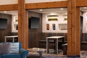 法明顿法明顿万怡酒店的一间配备有蓝色沙发和桌子的等候室