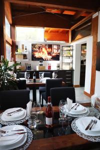 佩斯卡拉Villa Alba Boutique Hotel的用餐室配有带盘子和酒杯的桌子