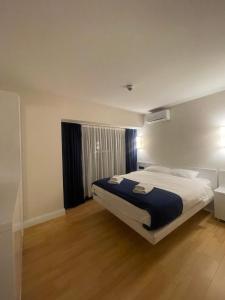 巴统Orbi city Panorama towers的一间卧室设有一张大床和一个窗户。