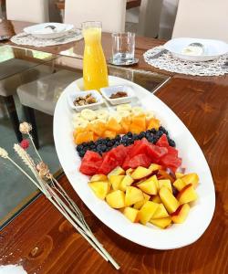 佩斯卡拉Villa Alba Boutique Hotel的桌上的水果盘和饮料