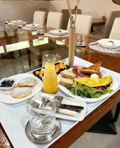 佩斯卡拉Villa Alba Boutique Hotel的一张桌子上放着一盘早餐食品