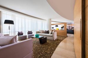 开罗乐蒙雷蒂恩开罗机场的客厅配有两张沙发和一张桌子