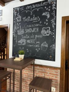 哈兰迪雅·德·拉·维尔Hostal El Descanso Del Emperador的餐厅墙上的黑板菜单