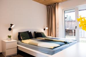 AltmelonKroneggerhof的窗户客房内的一张大床