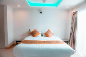 MaradhoofeydhooMorus Bliss - Divers' Preferred Hotel的卧室设有一张白色大床和一扇窗户。
