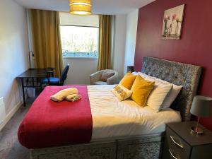达德利The Landmark Brierley Hill的一间卧室配有一张大床,提供黄色和红色枕头