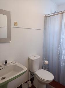 拉日什Rosário Guest House的浴室配有白色卫生间和盥洗盆。