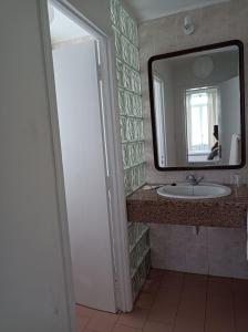 拉日什Rosário Guest House的一间带水槽和镜子的浴室