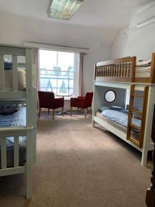 都柏林Eden Quay Guesthouse Private Rooms的客房设有两张双层床和一扇窗户。