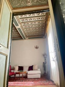 斯波莱托Palazzo Lauri Spoleto的客厅配有沙发和桌子