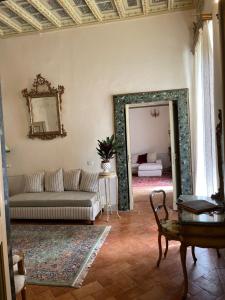 斯波莱托Palazzo Lauri Spoleto的带沙发和镜子的客厅