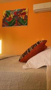 圣罗莎卡拉穆奇塔县Hostel Avetaia的一间卧室配有一张橙色墙壁的床