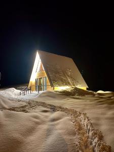 KʼumlistsʼikheCottage in Gudauri Hillsideinn的雪中一座有雪道的建筑