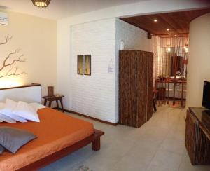 马塞约君悦多瑙河帕莱索旅馆的一间卧室设有一张床和一间客厅。