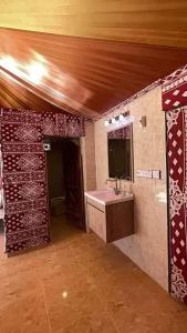 瓦迪拉姆Sultan Luxury Camp的一间带水槽和镜子的浴室