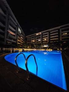 开罗Sheraton Ocean 808 - Private Apartments的和酒店一起在晚上使用游泳池