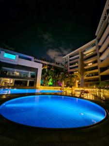 开罗Sheraton Ocean 808 - Private Apartments的一座大楼前的蓝色泳池
