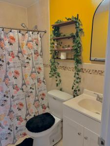 ArverneA little piece of home的浴室设有卫生间、水槽和淋浴帘