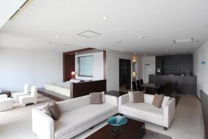 神户塞特利神户舞子酒店的客厅配有2张白色沙发和1张床
