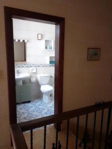 艾因西莱姆Bed and Breakfast Dar Tal-Lumija的一间带卫生间和水槽的浴室