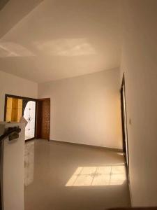 AmbouliIDMAN RESIDENCE的一间空房间,配有冰箱和走廊