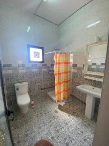 AmbouliIDMAN RESIDENCE的一间带卫生间和水槽的浴室
