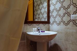 达哈布2Rest的一间带水槽和镜子的浴室