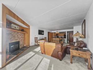 铜山SL299 Spruce Lodge 2Br 2Ba condo的带沙发和壁炉的客厅