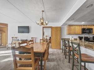 铜山SL299 Spruce Lodge 2Br 2Ba condo的用餐室以及带木桌和椅子的厨房