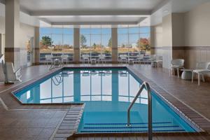 盐湖城盐湖城机场希尔顿花园酒店 的游泳池位于酒店带桌椅的客房内