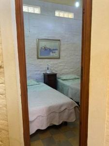 梅塞德斯La casita de Morgan的客房设有两张单人床,墙上挂着一幅画
