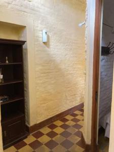 梅塞德斯La casita de Morgan的走廊上设有一面墙的房间,上面铺有棋盘地板