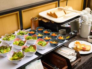 伊贺市伊贺上野城酒店的自助餐,桌上有碗食物