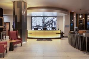 纽约Embassy Suites By Hilton New York Manhattan Times Square的大堂,带等候区的酒店