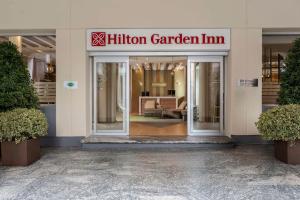 帕多瓦Hilton Garden Inn Padova City Centre的一家拥有100万个花园旅馆的酒店大厅