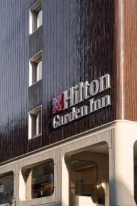 帕多瓦Hilton Garden Inn Padova City Centre的建筑的侧面有标志