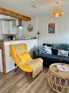 纽基Beautiful Cottage Short Walk To Porth Beach的客厅配有黄色椅子和沙发