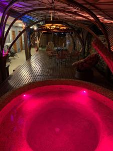 圣若热岛Pousada Egrégora的甲板中央的热粉色浴缸
