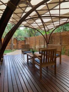 圣若热岛Pousada Egrégora的木甲板上设有2张长椅和凉亭