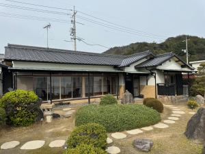 直岛町Vacation House YOKOMBO的前面有花园的房子