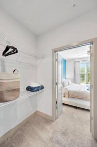 坦帕Luxury Stylish Apt in Historic Ybor City的白色的客房配有床和镜子