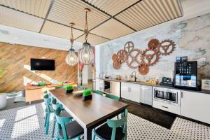 坦帕Luxury Stylish Apt in Historic Ybor City的厨房配有木桌和绿色椅子