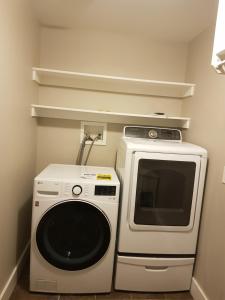 Eastern PassageEast End Suite的厨房配有洗衣机和微波炉。
