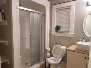 Eastern PassageEast End Suite的浴室配有卫生间、淋浴和盥洗盆。