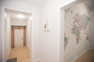 MoreiraAerostay Hostel的带有世界地图壁画的走廊