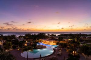 棕榈滩丽思卡尔顿阿鲁巴酒店的日落时分度假村的空中景致