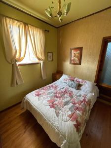 伊基克Hostal Aloha Inn的一间卧室配有床,床上装有被子